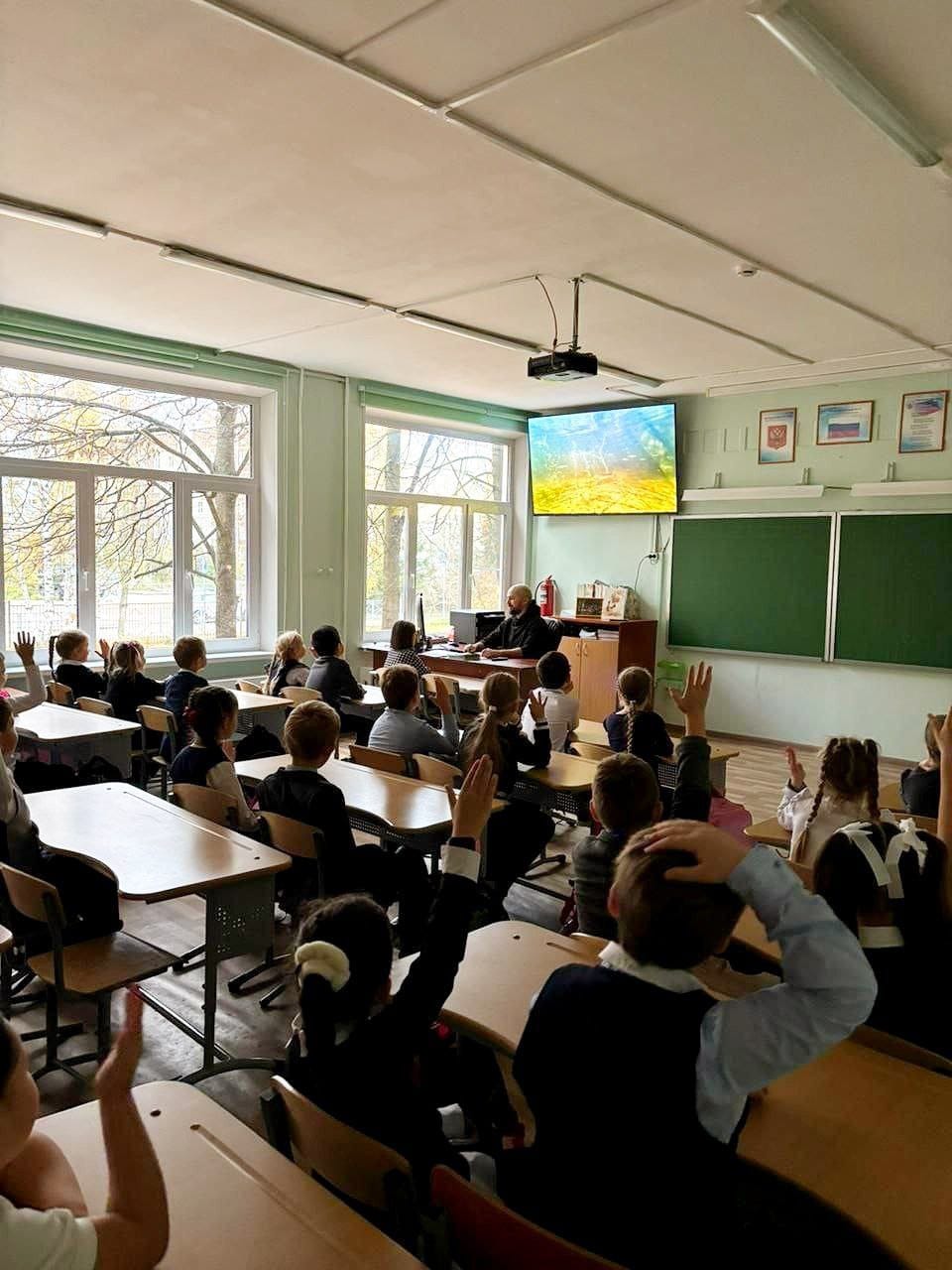Сегодня провёл «классный час» в теме «Мой папа — интересный человек» 🧑‍🏫 По...